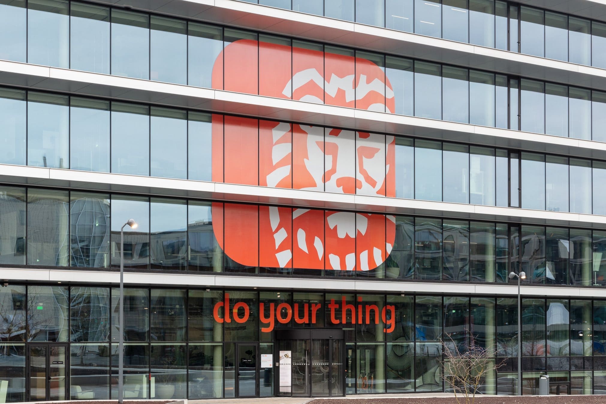 ING Bank, anunt de zile mari pentru romanii care au conturi si carduri deschise la banca