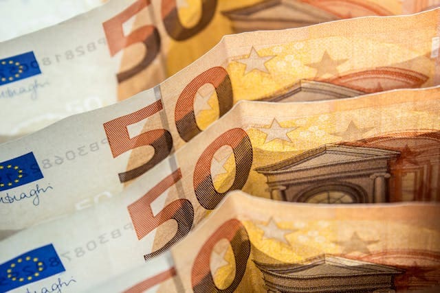 Cursul valutar mocneste. Pregatiti-va sa platiti 5 lei pentru un euro