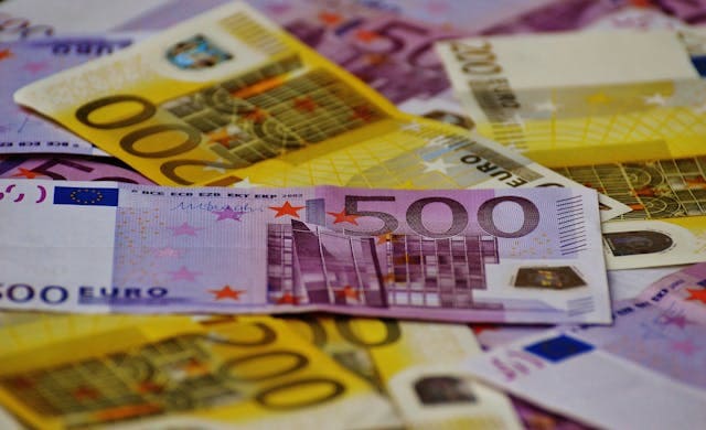 Ratele romanilor la creditele in euro se ieftinesc cu zeci sau sute de euro pe luna. Cat vei plati pentru un imprumut de 50.000 de euro pe 30 de ani