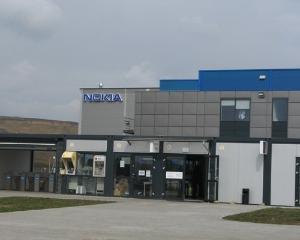 Sindicatele si conducerea fabricii Nokia incep negocierile pentru salariile compensatorii