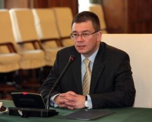 Premierului Ungureanu nu-i plac piscinele din bani publici sapate in fiecare localitate