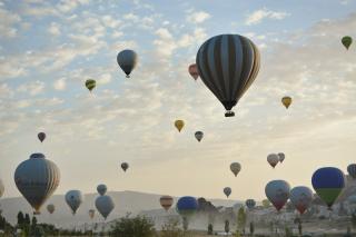 Iata care sunt cele mai inedite locatii pentru zboruri cu balonul cu aer cald