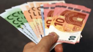 Creditele IN EURO devin MAI IEFTINE pentru romani