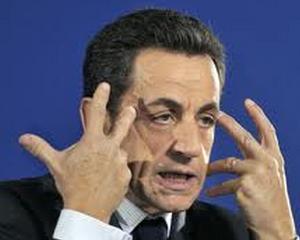Nicolas Sarkozy apara onoarea sotiei si ameninta un ziarist ca-i 