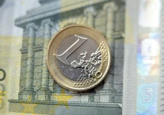 Au scos zeci de mii de euro de la saltea si au investit in titluri de stat. Desi aveau bani sa-si cumpere apartamente bune in Bucuresti, sute de romani au spus pas imobiliarelor