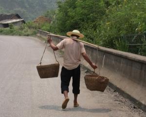 Urban versus rural: Romanii de la oras castiga dublu fata de cei din mediul rural