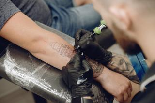 Studiu revolutionar FDA: cat de periculoasa este cerneala pentru tatuaje si machiaj permanent?