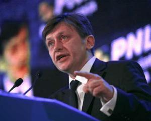 Antonescu il ameninta pe Basescu cu suspendarea daca presedintele nu semneaza decretul de investire a lui Hasotti