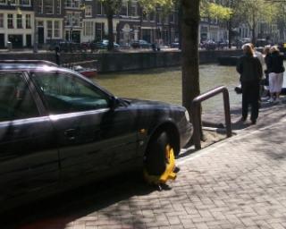 Un sofer a primit 1.500 de lei amenda pentru ca a parcat pe locul altuia