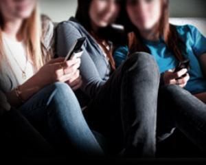 Studiu universitar tabu: Sexting-ul, un fenomen usor de definit, dar greu de combatut