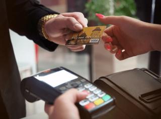 Se schimba platile la bancile din Romania: ce trebuie sa stii daca ai card la ING, Raiffeisen sau BT