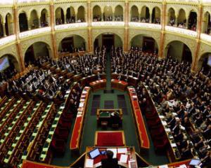  Parlamentul ungar a adoptat o noua Constitutie ultraconservatoare, contestata puternic de opozitie 