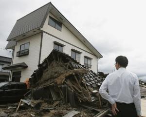 Speriati de cutremurul din Japonia, romanii incep sa-si asigure casele