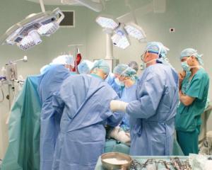 Franta garanteaza medicilor salarii de 55.000 de euro pe an. Romania ii stimuleaza sa plece