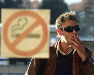 Studiu: Peste 80% dintre romani sunt de acord cu interzicerea fumatului