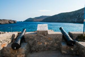 Grecii ofera 500 de euro lunar, casa si bani de afacere oamenilor care vor sa populeze o insula exotica de langa Creta