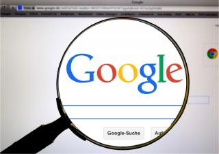 O simpla cautare pe Google te poate baga in puscarie: la ce n-ai voie sa dai search