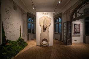 Celebrul sculptor Alex Chinneck prezinta pentru prima data in Romania expozitia 