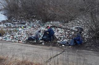 Angajatii Hidroelectrica au strans 160 de saci de deseuri din plastic si material lemnos din lacul Subcetate