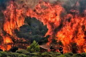 FOTO Incendii devastatoare in Grecia: Sute de victime si destinatii de vacanta distruse