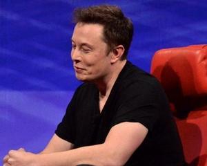 Dealerii auto il pun la zid pe Elon Musk: 
