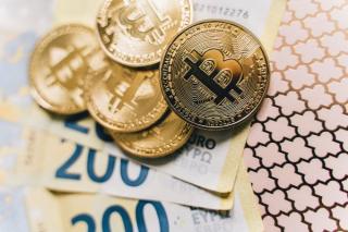 Isarescu taie elanul romanilor pe care i-ar bate gandul sa investeasca in criptomonede: Bitcoin nu e o moneda