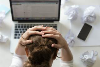 3 obiceiuri care te fac sa te simti ocupat si obosit la birou: scapa rapid de ele