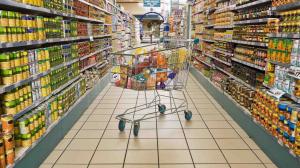 Un retailer din Romania plafoneaza preturile la sute de alimente de baza, pana pe 19 aprilie
