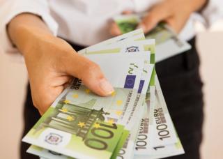 Adio cumparaturi cu bani cash? Tranzactiile in numerar - plafonate la 10.000 de euro in toata Uniunea Europeana