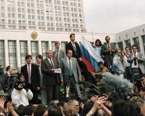7 februarie 1990: Partidul Comunist cedeaza monopolul politic in URSS