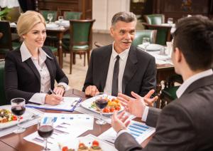 Codul Bunelor Maniere la restaurant: cum te porti atunci cand participi la o masa de afaceri