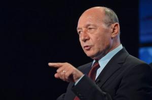 Basescu: Iohannis va regreta amarnic daca va ridica restrictiile
