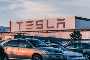 Vanzarile masinilor electrice s-au dublat in prima jumatate a lui 2019. Tesla, cel mai mare constructor din segment