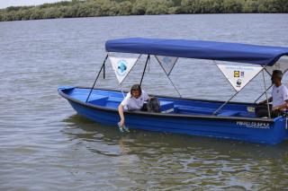 Patrula Zero Plastic a a inceput sa stranga plasticul plutitor de pe canalele Deltei Dunarii